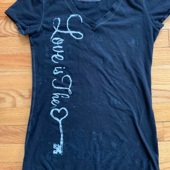 🛑 SOLD! 🛑 American Eagle. Black V-Neck T-Shirt with White Graphic. Size medium. - Picture 6 of 12